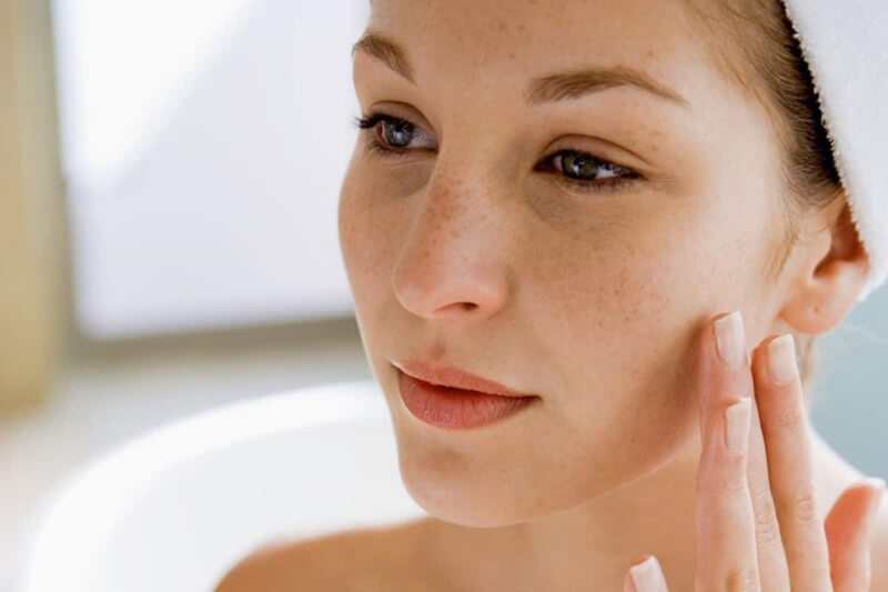 Mách bạn cách chăm sóc da mặt bị tàn nhang hiệu quả tại nhà