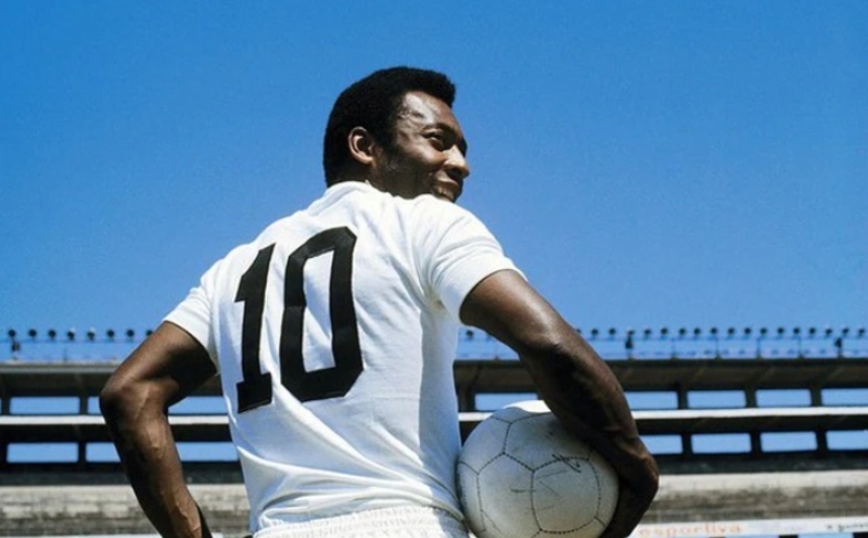 Pelé là huyền thoại bóng đá người Brazil, tên thật Edson Arantes do Nascimento. 