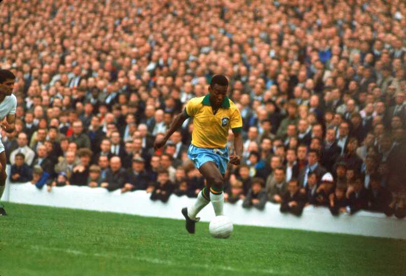 Pelé nổi bật với kỹ thuật mềm mại, tốc độ, khả năng ghi bàn và tư duy tấn công sáng tạo. 