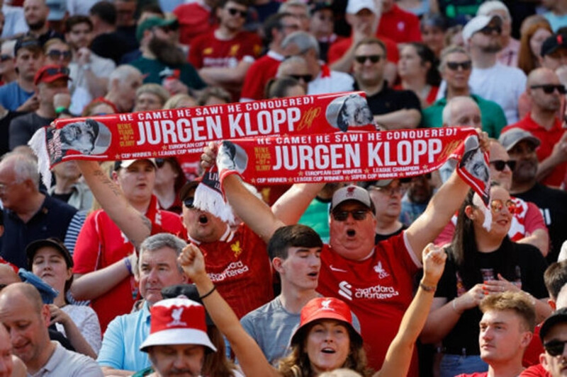 Klopp được yêu mến nhờ sự chân thành, cảm xúc mạnh mẽ và mối liên kết đặc biệt với người hâm mộ.