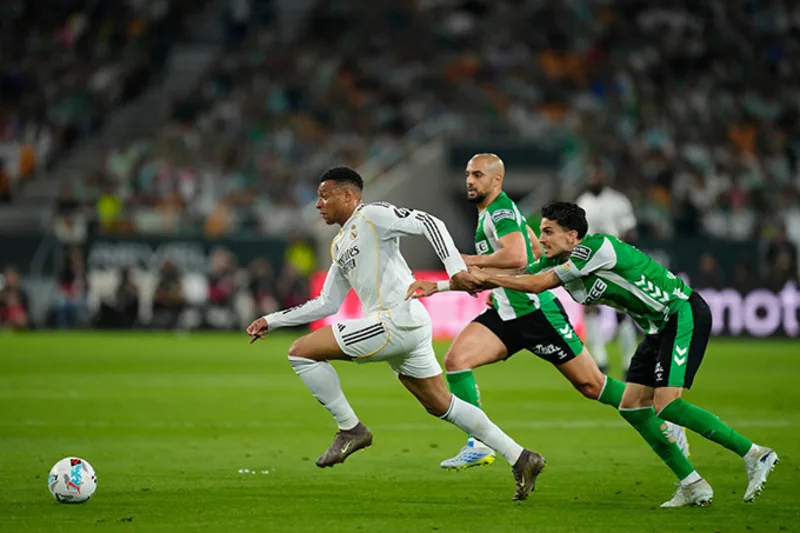Kylian Mbappé nổi bật với những pha bứt tốc mạnh mẽ, kỹ thuật tốt và khả năng tạo đột biến trong các trận đấu lớn.