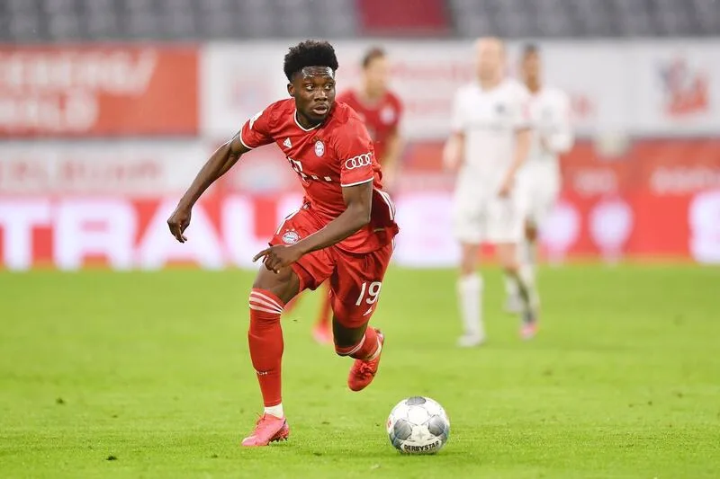Alphonso Davies là hình mẫu hậu vệ biên hiện đại với khả năng leo biên, lùi về phòng ngự và bứt tốc ấn tượng.