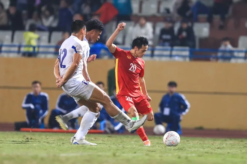 Những pha tạt bóng hoặc căng ngang từ LW có thể mở ra cơ hội ghi bàn rõ rệt cho tiền đạo.
