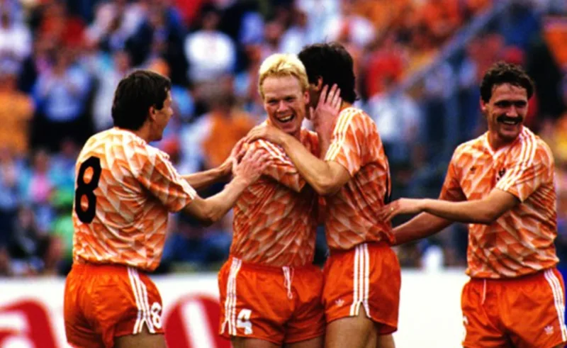 Trận chung kết Euro 1988 diễn ra căng thẳng trước khi Hà Lan bứt lên nhờ các bàn thắng của Gullit và Van Basten.