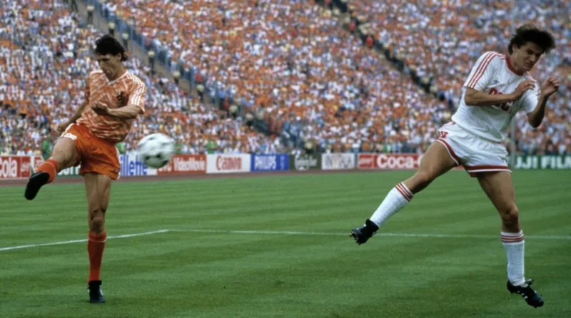 Ai là người ghi bàn quyết định giúp Hà Lan vô địch Euro 1988?