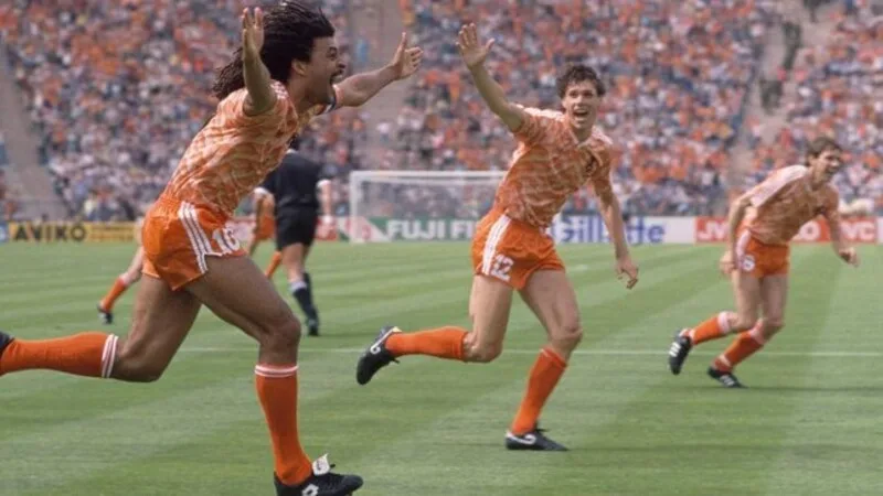 Marco van Basten ghi bàn thắng thứ hai, giúp Hà Lan nhân đôi cách biệt và chạm tay vào chức vô địch Euro 1988.