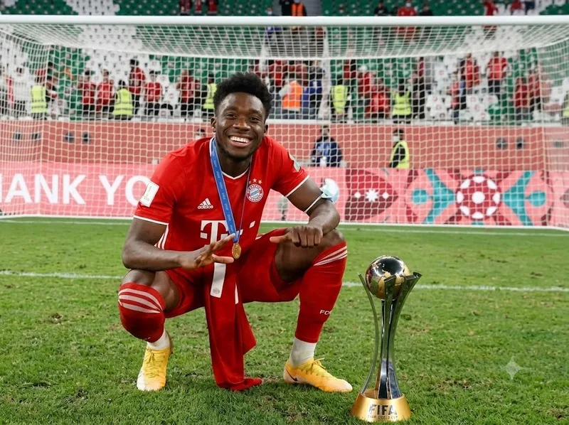 Davies cùng Bayern Munich tạo nên mùa giải lịch sử với sáu danh hiệu