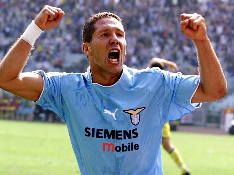 Diego Simeone thời còn thi đấu nổi bật với lối chơi quyết liệt, giàu năng lượng và tinh thần tập thể trong màu áo Argentina và các CLB châu Âu.