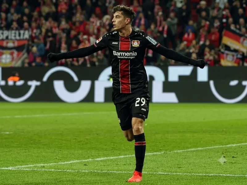 Kai Havertz trưởng thành từ học viện Bayer Leverkusen, sớm ra mắt Bundesliga và được xem là một trong những tài năng trẻ nổi bật của bóng đá Đức.