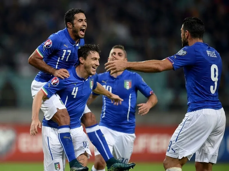 Italy tại EURO 2016 nổi bật với hàng thủ ba người, cự ly đội hình chặt chẽ và khả năng chuyển trạng thái trực diện.