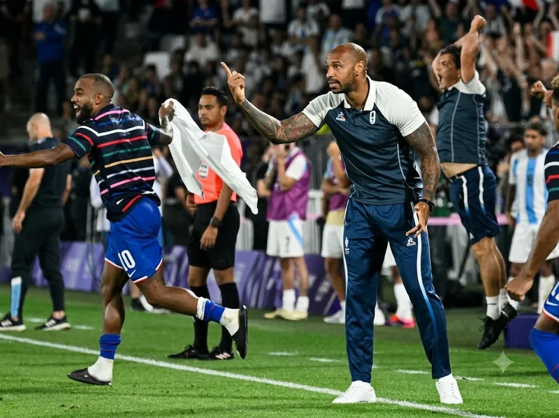 Sau khi treo giày, Thierry Henry tiếp tục gắn bó với bóng đá trong vai trò huấn luyện viên và chuyên gia phân tích.